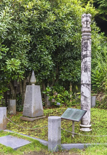 日本千葉 2020年7月18日インド政府により シッダールタが日本寺で悟りを開いた菩提樹の苗木を記念したストゥーパ柱 — ストック写真