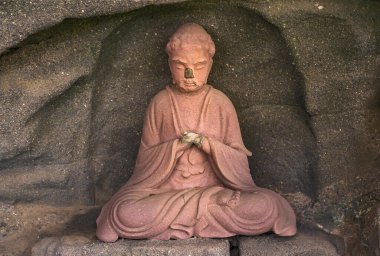 Chiba, Japonya - 18 Temmuz 2020: Çinli zen rahibi Yongjia Xuanjue 'nin Budist heykeli Jingoro Eirei Ono tarafından Nokogiri Dağı' ndaki taş ocağında oluşturulan Japoncada Youka Genkaku olarak bilinir..
