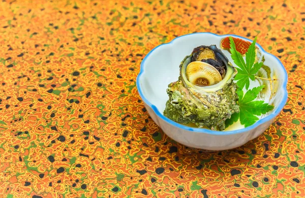 Wysokiej Klasy Japońska Kuchnia Tradycyjnego Tsubo Yaki Parze Sazae Rogate — Zdjęcie stockowe