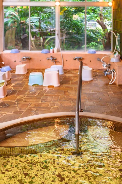 Chiba, Japonya - 18 Temmuz 2020: Kakeyu olarak bilinen banyodan önce cesedi yıkamak için geleneksel Japon ev içi kaplıcaları Furo-isu plastik banyo sandalyeleri, duş muslukları veya musluklar ve karan kovaları.