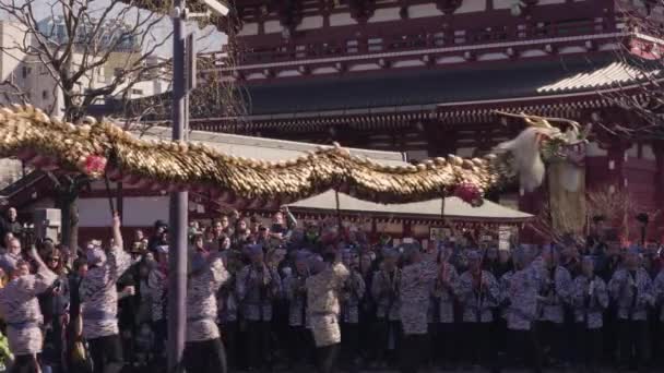 Statikus videó az aranysárkány táncfesztiválról Asakusa Sensoji templomában. — Stock videók