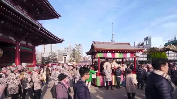 Pan video av gyllene drake dans festival i Sensoji templet i Asakusa. — Stockvideo