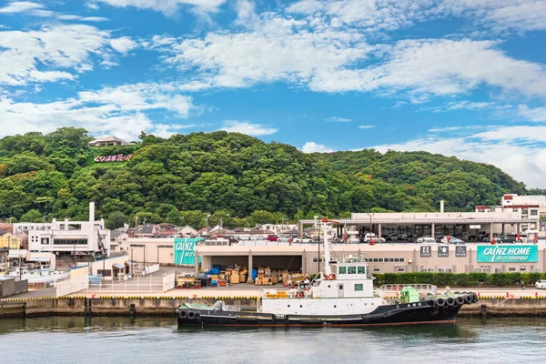 Kanagawa Japón Julio 2020 Tugboat Amarrado Frente Las Tiendas Bricolaje — Foto de Stock