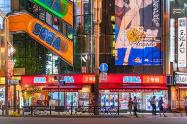 Tokyo, Japonya - 27 Ağustos 2020: 17 yıldır elektrik bölgesinde bulunan sembolik video oyunu salonu SEGA Akihabara 2. Binası, Ağustos 2020 'de Corona virüsü salgını nedeniyle kapatıldı..