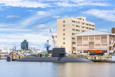 Yokosuka Donanma Limanı 'nda Japon denizaltısı Takashio' nun Japon deniz savunma gücü İkinci Dalış Grubu Komutanlığı 'nın önüne yakın plan çekilmiş..