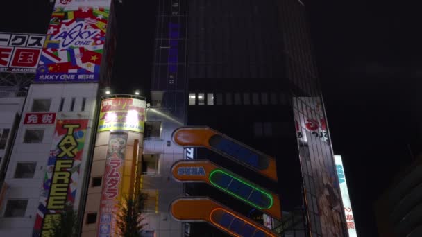 Tokyo 'daki SEGA Akihabara 2. binasının ikonik video oyun salonunun eğik videosu. — Stok video