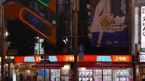 Tilt-up Video der ikonischen Videospielarkaden SEGA Akihabara 2. Gebäude in Tokio. — Stockvideo