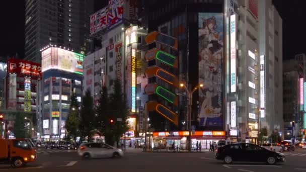 Nakloněné video ikonické videohry arkády SEGA Akihabara 2. budova v Tokiu. — Stock video
