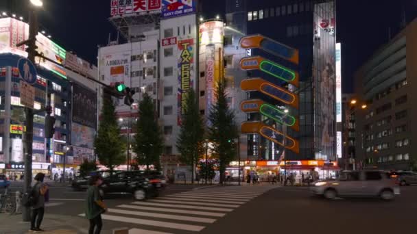 Tokyo 'daki SEGA Akihabara 2. binasının ikonik video oyununun Pan videosu. — Stok video