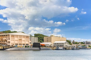 Yokosuka, Japonya - 19 Temmuz 2020: Japon denizaltısı Takashio ss-571 Japon deniz savunma gücü dalış grubu komutanlığının ve Yokosuka limanındaki kuru rıhtım binalarının önünde demirledi..