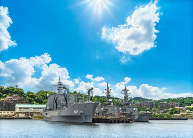 yokosuka, japan - 19 Temmuz 2020: Japon yakıt ikmal aracı JS Masyu AOE-425 ve destroyer gemileri JS Murasame DD-101 ve JS Ikazuchi DD-107 Yokosuka donanma limanına yanaştılar..