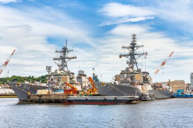 yokosuka, japan - 19 Temmuz 2020: Amerikan Arleigh Burke sınıfı destroyer USS John S. McCain DDDG-56 ve USS Curtis Wilbur DDDG-54 Japon Yokosuka deniz üssüne demirlediler.