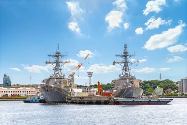 yokosuka, japan - 19 Temmuz 2020: Amerikan Arleigh Burke sınıfı destroyer USS John S. McCain DDDG-56 ve USS Curtis Wilbur DDDG-54 Japon Yokosuka deniz üssüne demirlediler.