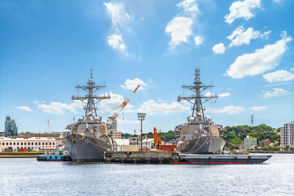 yokosuka, Япония - 19 июля 2020 года: американский эсминец типа "Арли Берк" USS John S. McCain DDG-56 и USS Curtis Wilbur DDG-54 ВМС США, причаливший на японской военно-морской базе Йокосука.