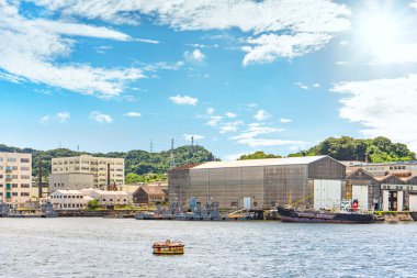 Yokosuka Donanma Üssü 'ndeki Nagaura limanlarının önünde demirlemiş Japon Denizcilik Savunma Gücü' nün 19 Temmuz 2020 'de Hatakeyama ve Nyuutousan Dağları' nın arkasında demirlediği Japon Deniz Savunma Kuvvetleri.