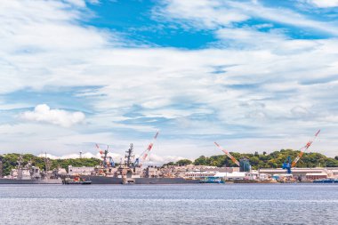yokosuka, japan - 19 Temmuz 2020: Amerikan Arleigh Burke sınıfı destroyer USS John S. McCain DDDG-56 ve USS Curtis Wilbur DDDG-54 Japon Yokosuka deniz üssüne demirlediler.