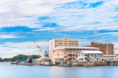 Japon denizaltısı Takashio ss-597 Yokosuka Donanma Limanı 'ndaki İkinci Dalış Grubu' nun kuru rıhtımının önüne yanaştı..
