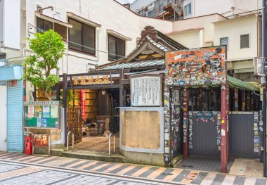 yokosuka, japan - 19 Temmuz 2020: Budist tapınağı Enmei-Jizouson kendini ölen çocukların Bodhisattva Jiz koruyucusuna adadı ve Dobuita caddesinde Dobuita-dori alışveriş caddesinde kürtaj edilen fetüsler