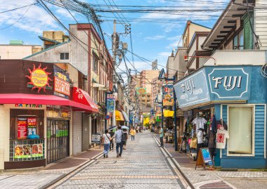 yokosuka, japan - 19 Temmuz 2020: Dobuita caddesinin eğlence bölgesi Dobuita-dori Alışveriş Sokağı veya Honmachi Shotenkai Yokosuka Deniz Üssü 'nün genç denizcileri arasında ünlü.
