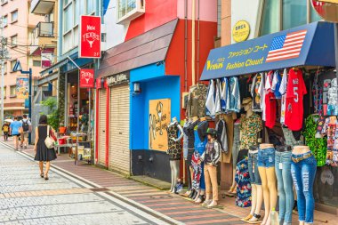 yokosuka, japan - 19 Temmuz 2020: Yokosuka deniz üssü yakınlarındaki Dobuita-dori alışveriş caddesi Sukajan hediyelik ceketleri ve askeri ihtiyaç fazlası dükkanlarıyla ünlü Dobuita eğlence bölgesi.