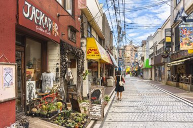 yokosuka, japan - 19 Temmuz 2020: Yokosuka deniz üssü yakınlarındaki Dobuita-dori alışveriş caddesi hediyelik Sukajan ceketleri ve özel baskı dükkanlarıyla ünlü Dobuita-dori eğlence bölgesi.