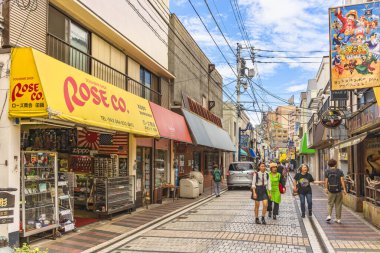 yokosuka, japan - 19 Temmuz 2020: Yokosuka deniz üssü yakınlarındaki Dobuita-dori alışveriş caddesi Sukajan hediyelik ceketleri ve askeri ihtiyaç fazlası dükkanlarıyla ünlü Dobuita eğlence bölgesi.
