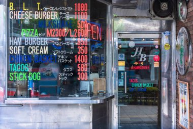 yokosuka, japan - 19 Temmuz 2020: Yokosuka 'nın Dobuita-dori alışveriş caddesinde büyük yapışkan harflerle yazılmış bir menüsü olan bir Amerikan tarzı Hamburger fast food restoranının gösterisi.