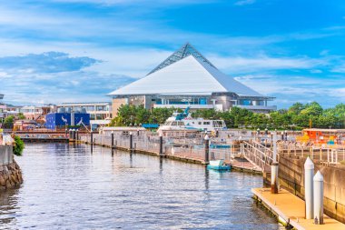 Yokohama, Japonya - 19 Temmuz 2020: Yokohama Hakkeijima Deniz Cenneti Aqua Müzesi önündeki Pontoon.