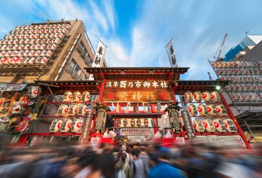 akihabara, japan - Kasım 08 2019: Ootori tapınağının kapısında toplanan kalabalık, Tori-no-Ichi Fuarı 'ndan uğurlu bambu tırmıkları satın alarak ticarette başarılı oldular