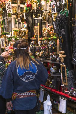 asakusa, japan - Kasım 08 2019: Tori-no-Ichi Fuarı 'nda Chapatsu saçlı bir kadın geleneksel Japon ceketi giyiyor ve başında bir arma ve hachimaki var..
