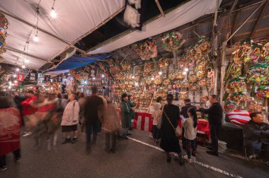asakusa, japan - Kasım 08 2019: Tori-no-Ichi Panayırı veya Rakes Fuarı için pazar olarak kullanılan Ootori türbesindeki kalabalık burada uğurlu bambu tırmıkları veya kisshou kumade 'ler ticarette başarı elde etmek için satılıyor