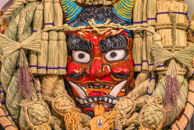Japon folkloru Namahage, kaplumbağalar ve Tori-no-Ichi Panayırı 'nda horoz korkunç bir şeytan yüzüyle süslenmiş saman ve kağıttan yapılmış uğurlu dev tırmık..