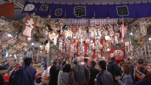Slide video of crowd in the Ootori shrine during Tori-no-Ichi Fair or Rakes Fair. — Stock Video