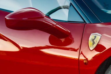 Kırmızı yanan Ferrari 458 ayrıntılı