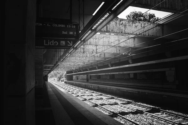 Roma Talya Tren Stasyonu Bakış Açısı Siyah Beyaz — Stok fotoğraf