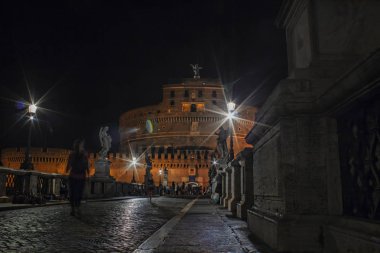 Castel Sant'Angelo gece doğal görünümü.
