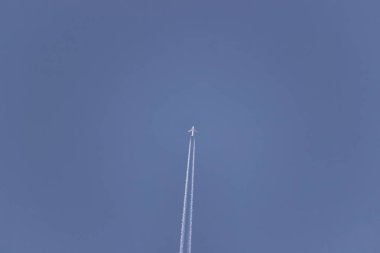 Ticari uçak mavi gökyüzünde uçan