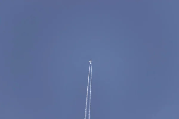 Verkehrsflugzeug Fliegt Blauem Himmel — Stockfoto