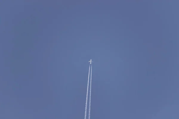 Commercial Airplane Flying Blue Sky — Stock Photo, Image