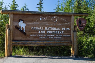 Giriş işareti Denali Milli Parkı'nda Alaska Kuzey