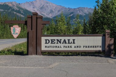 Park Road giriş işareti Denali Milli Parkı'nda Alaska