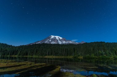 Mount Rainier ve yansıma göller Rainier Dağı Milli Parkı'nda Washington geceleri