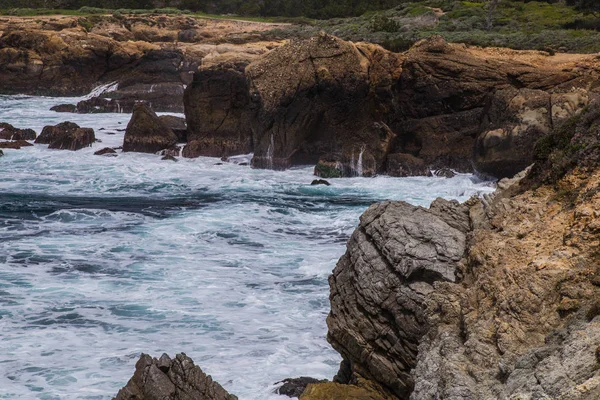 カリフォルニア州ポイント ロボス ステート保護区で鳥島周辺 — ストック写真