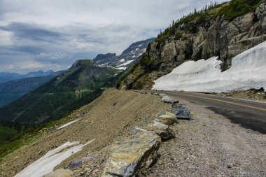 Güneşin için gidiş yol Logan Pass buzul Milli Parkı Montana batısında