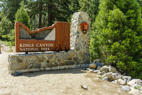 Cedar Grove giriş işareti Kings Kanyon Milli Parkı'nda California