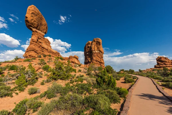 Utah, ABD 'deki Arches Milli Parkı 'nda dengeli rock Trail