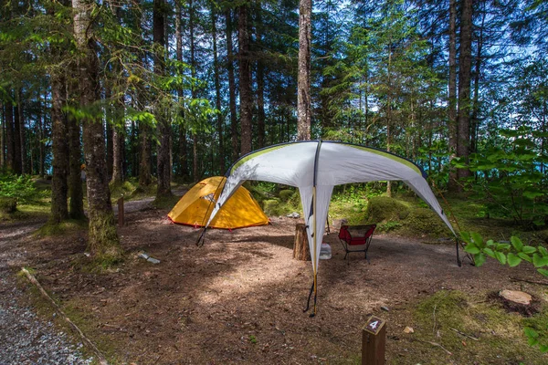 Bartlett Cove Camping plats i Glacier Bay nationalpark i Alaska, Förenta staterna — Stockfoto