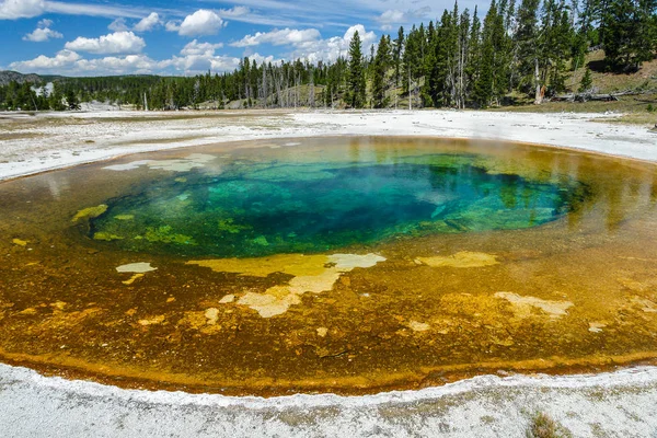 Szépség Pool a Yellowstone Nemzeti Parkban Wyoming, Egyesült Államok — Stock Fotó