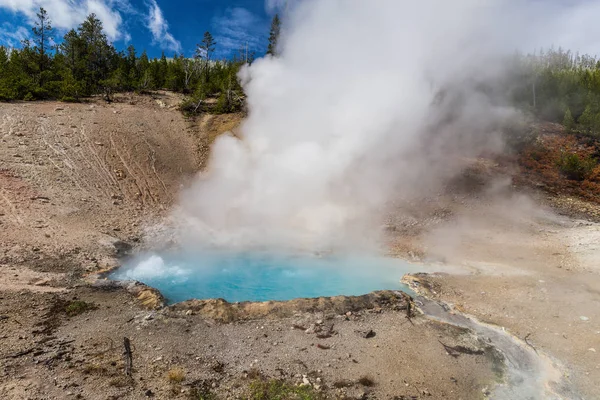 Beryl Spring en el Parque Nacional Yellowstone en Wyoming, Estados Unidos —  Fotos de Stock