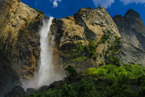 美国加利福尼亚州约塞米蒂国家公园的布里奇勒纱瀑布 — 图库照片